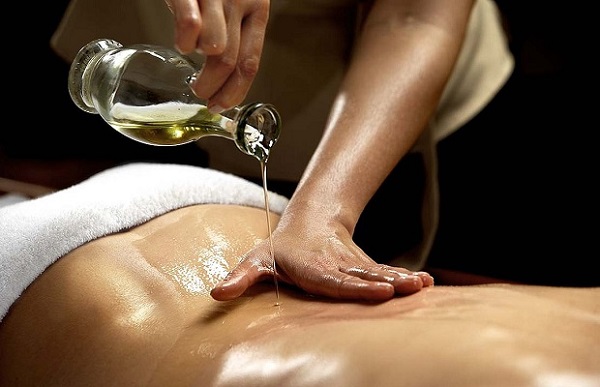 Dùng tinh dầu massage body