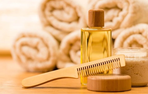 Pha loãng tinh dầu với dầu nền như dầu dừa, dầu oliu trước khi thoa lên da đầu