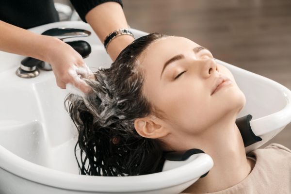 Chăm sóc tóc hiệu quả có thể áp dụng phương pháp tự nhiên như gội đầu bằng vitamin B1