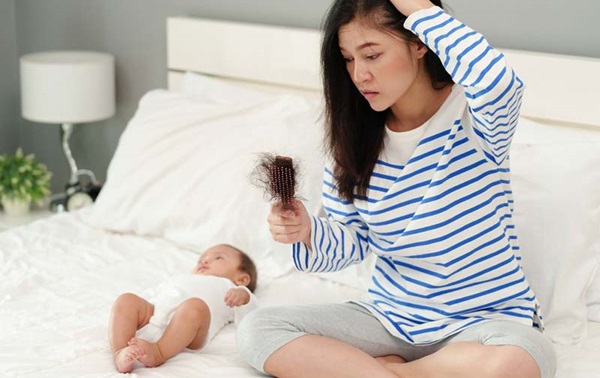 Thay đổi nội tiết tố, căng thẳng có thể gây rụng tóc sau sinh