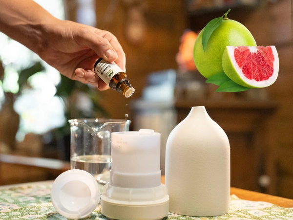 Sử dụng tinh dầu bưởi với máy khuếch tán giúp khử mùi khó chịu