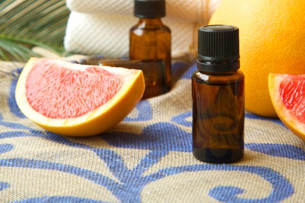 Sử dụng tinh dầu bưởi để giảm say xe là một mẹo dân gian phổ biến