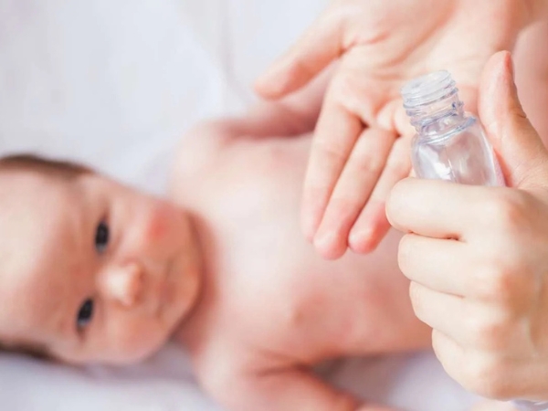 Tinh dầu cho trẻ sơ sinh có thể an toàn nếu chọn đúng loại, đúng độ tuổi 