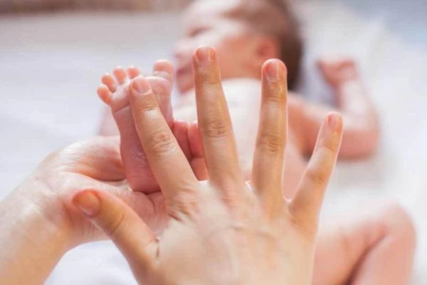 Tinh dầu an toàn cho trẻ sơ sinh là lựa chọn ngày càng phổ biến để chăm sóc sức khỏe cho bé