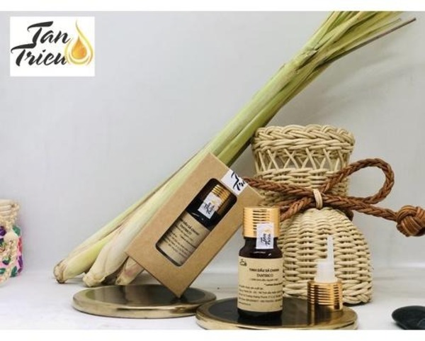 Tinh dầu sả chanh đem lại mùi hương thanh mát, giúp khử khuẩn và làm sạch không khí hiệu quả