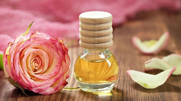 Tinh dầu hoa hồng sở hữu hương thơm quyến rũ, ngọt ngào
