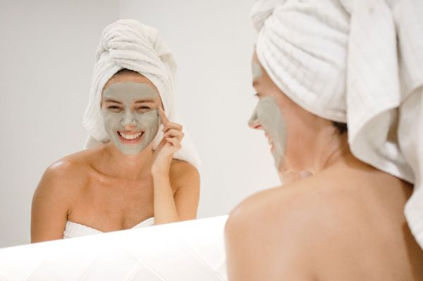 Đắp mặt nạ tràm trà giúp da mềm mịn