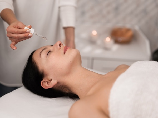 Sử dụng tinh dầu thông đỏ để chăm sóc da mặt