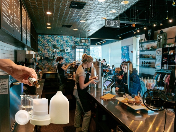 Sử dụng tinh dầu cho quán cafe giúp khử mùi hiệu quả